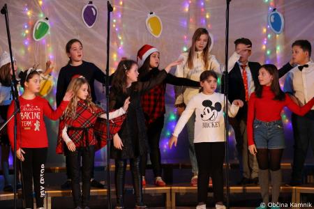 Miklavžev koncert na Osnovni šoli Toma Brejca napolnil telovadnico do zadnjega kotička (35)